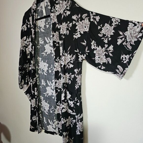 EUC SPIRITUAL GANGSTER FLORAL BLACK WHITE KIMONO LONGLINE ONE SIZE - Picture 1 of 14